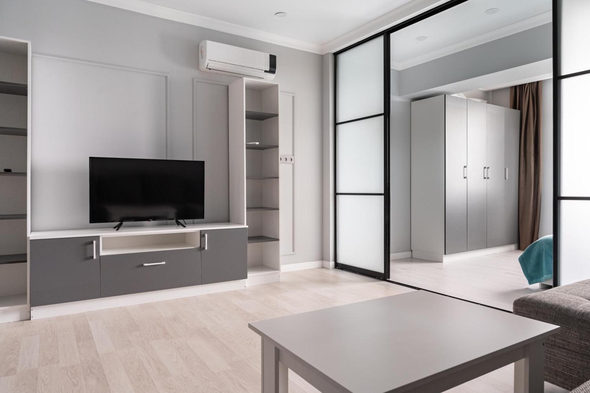 One Bedroom Apartment Next To Arbat In The Heart Of Almaty Exterior photo